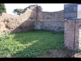 03140 ostia - regio i - insula xii - caseggiato dei triclini (i,xii,1) - decumanus maximus - 2. laden von osten - bli ri suedosten - 01-2024.jpg